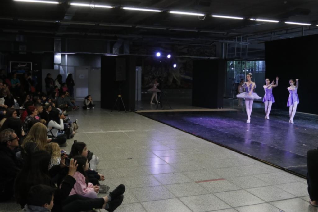 A pura danza en la plaza seca del Teatro Argentino