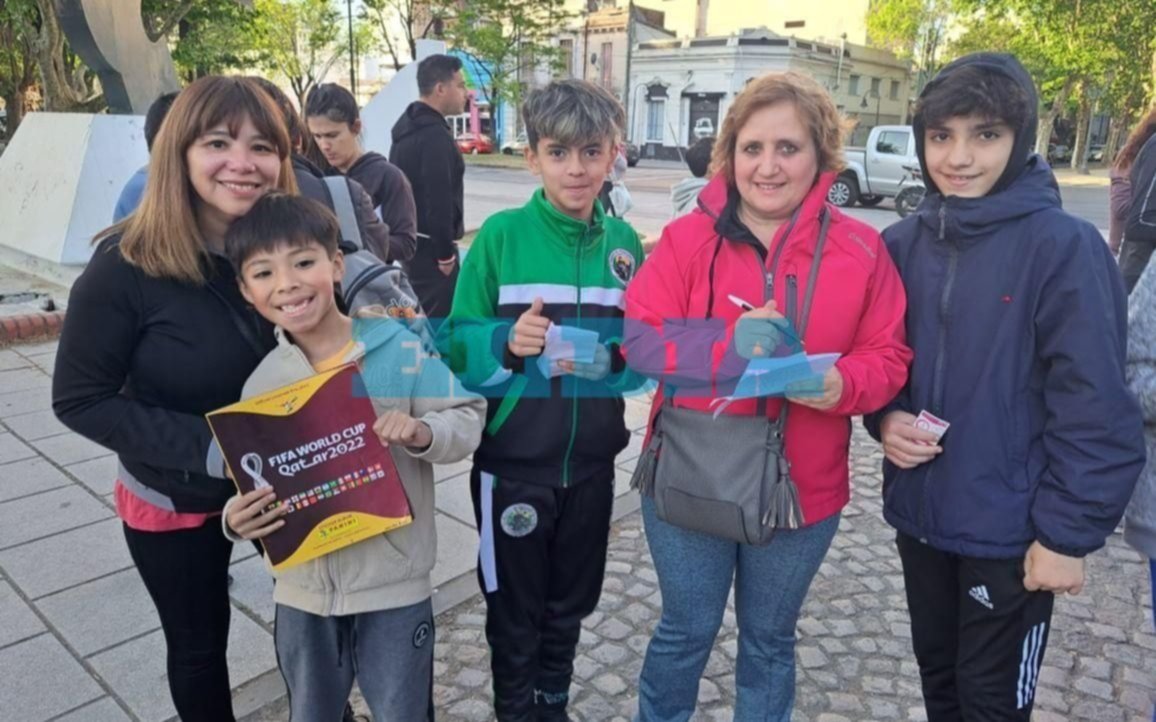 Continúa el furor por las figuritas del Mundial: gran convocatoria en plaza Malvinas