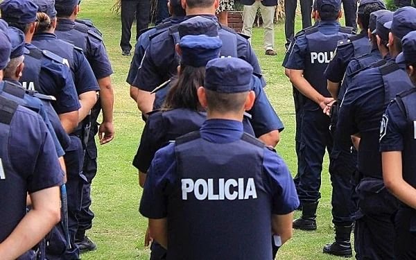 Roban auto y arma reglamentaria a  Policía en Quilmes