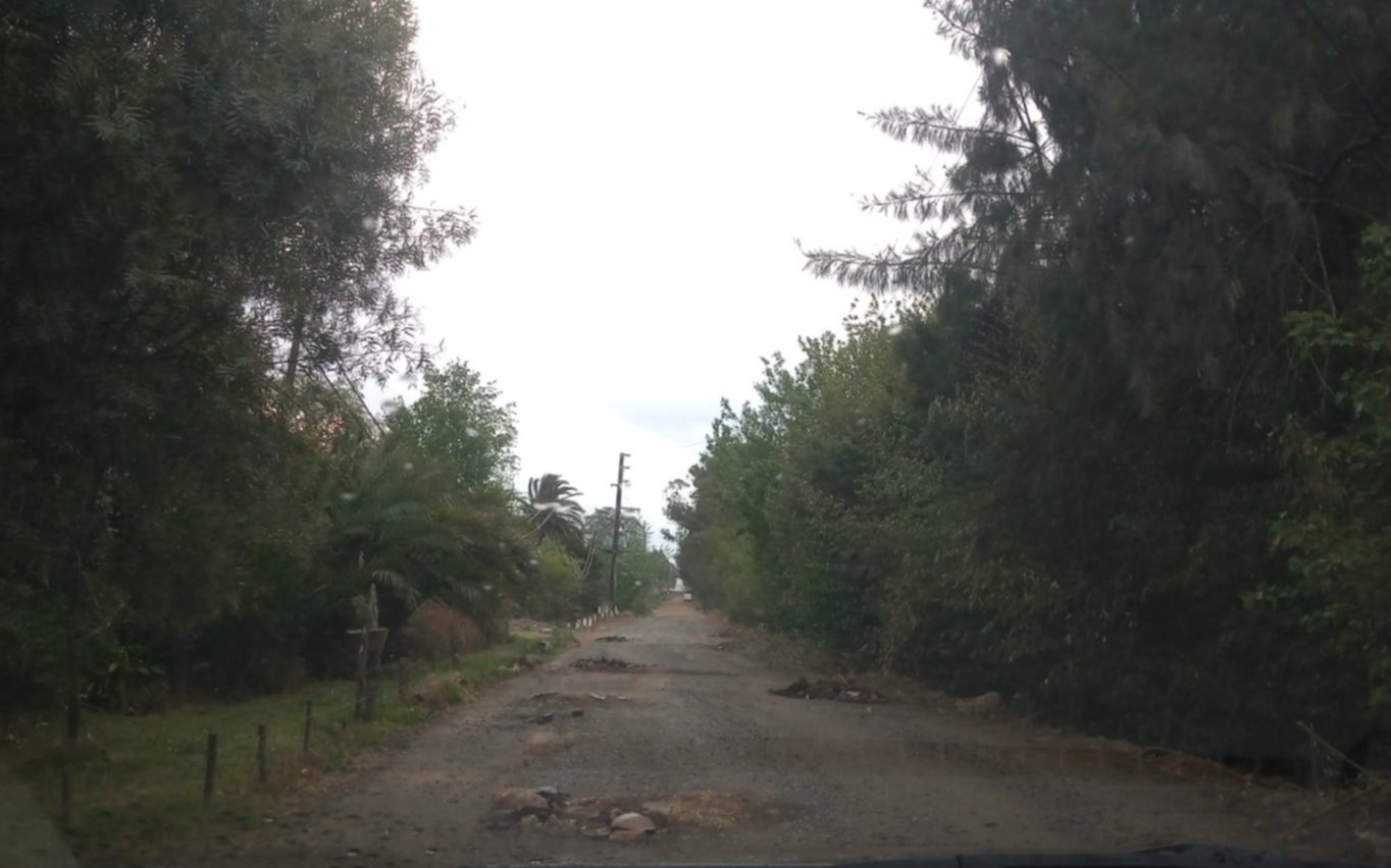 Calle obstaculizada por los ‘descartes’ de vecinos