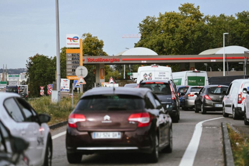 Cargar el tanque de nafta, tarea imposible en Francia