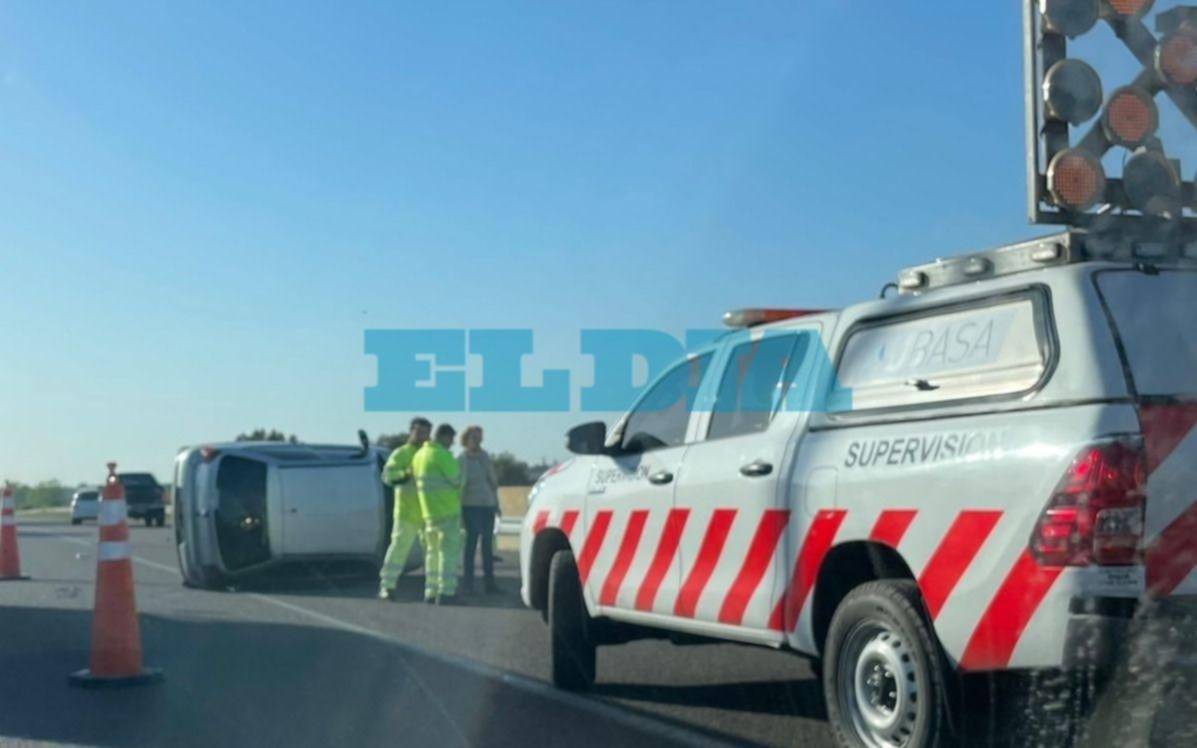 Dos vuelcos en la Autopista, uno trágico, casi en el mismo lugar y con horas de diferencia: tránsito complicado