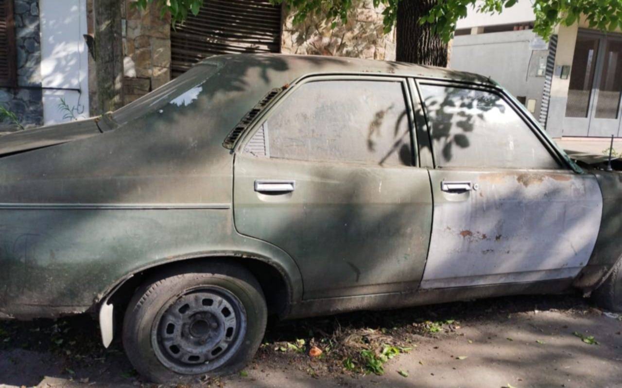 Reclamo por un auto abandonado que "junta mugre" y ocupa espacio de estacionamiento