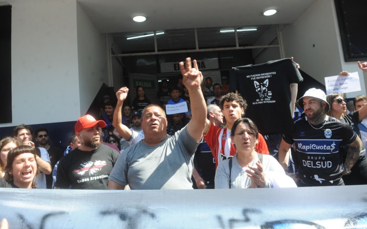 Marcharon desde la sede del club a la cancha para pedir justicia por "Lolo"