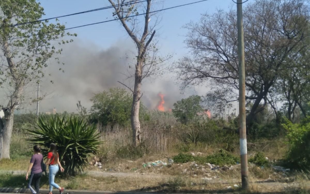 Más de 200 alumnos y maestros evacuados por incendio de pastizales en Barrio Jardín