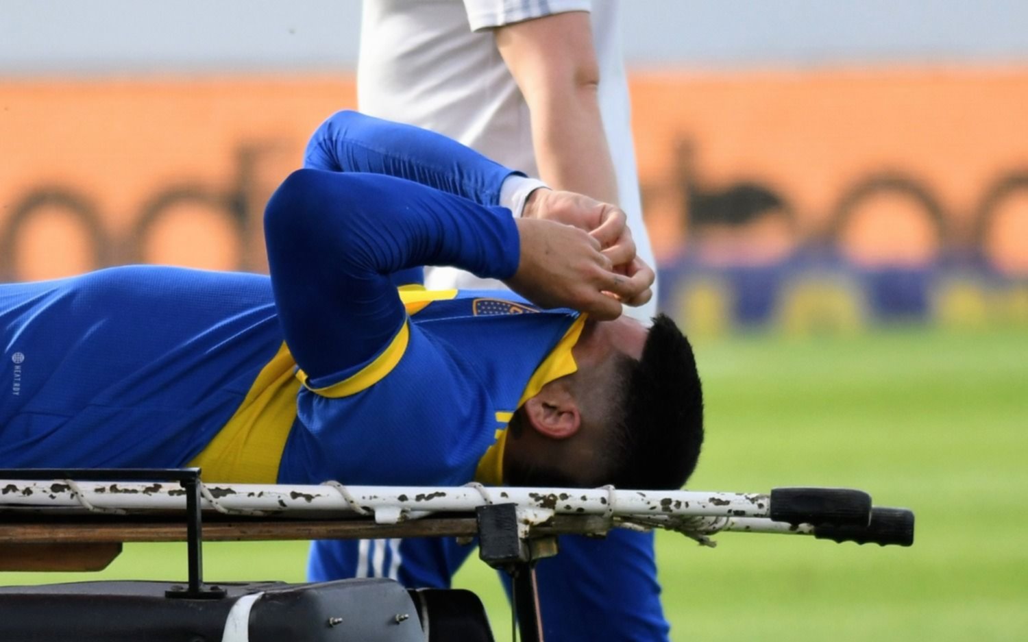 VIDEO. Todo en un minuto: Marcos Rojo erró un penal, se lesionó y se fue entre lágrimas