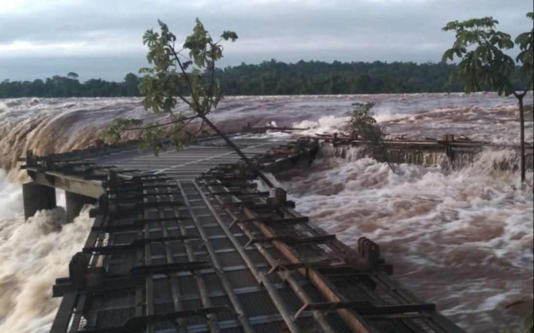 Evacúan a turistas y cierran el Parque Nacional Iguazú por la crecida de ríos