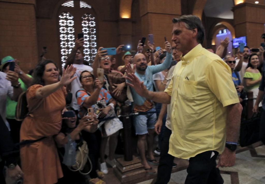 Bolsonaro salió a buscar el voto católico