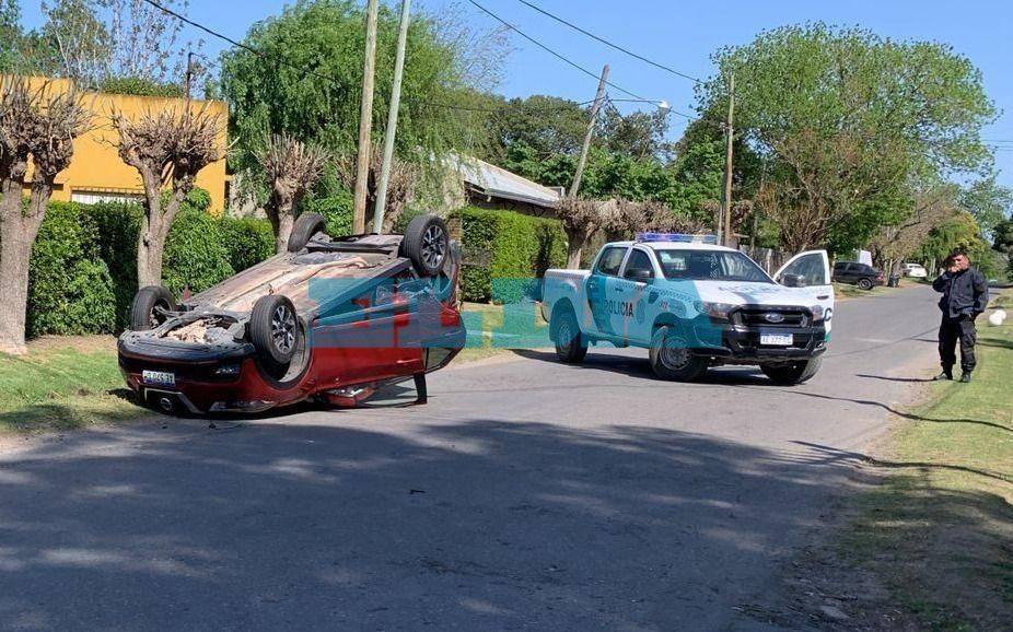 Choque y vuelco en una plaza de City Bell: dos heridos