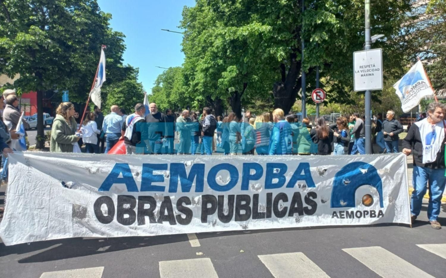 Corte y caos en 7 y 58 por un reclamo de empleados de Obras Públicas
