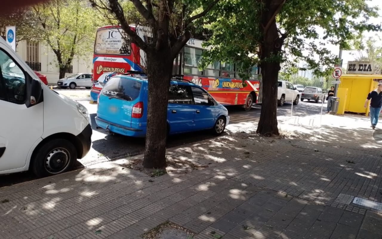 El "estacioná donde quieras" complica a pasajeros de micros en Diagonal 74