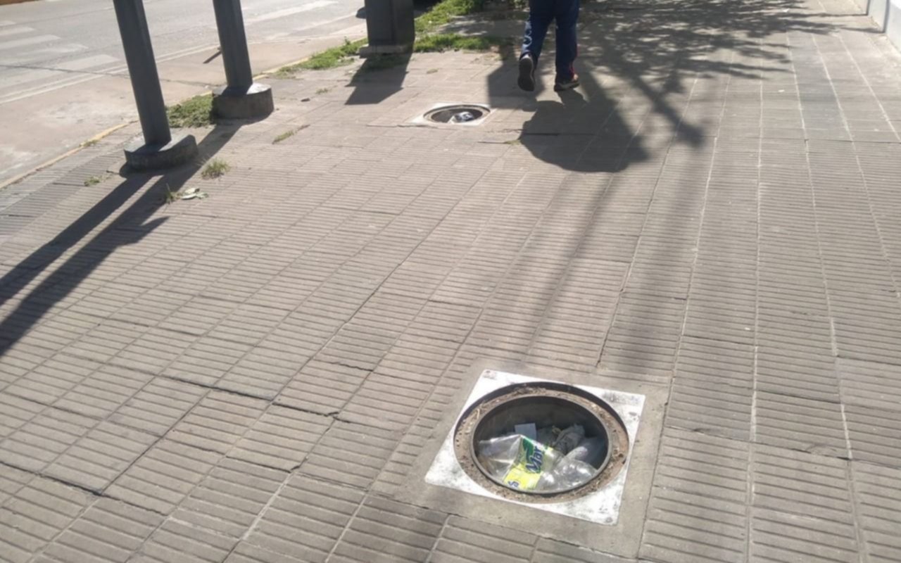 Piden reposición de tapas de desagües en diagonal 79 y 3