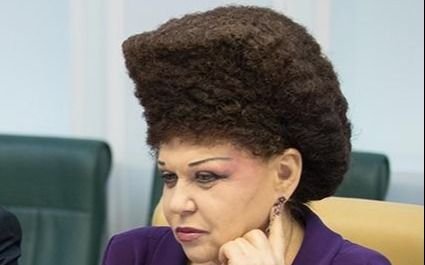 ¡De locos! El curioso look de una senadora rusa que se peina como Marge Simpson y se volvió viral
