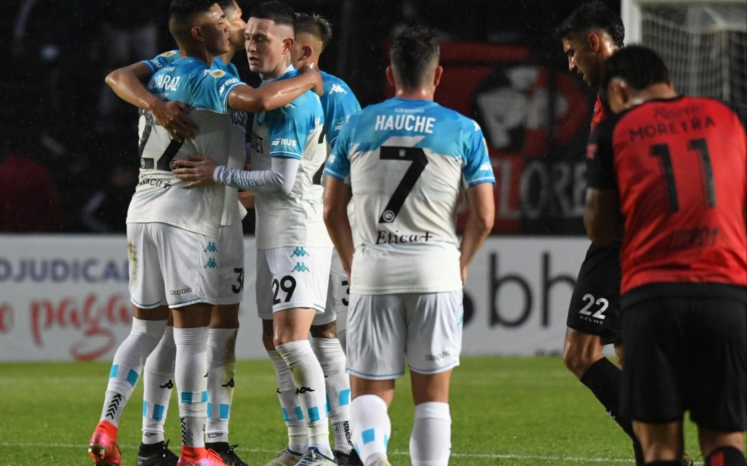 Racing venció a Colón y no se baja de la pelea por el título