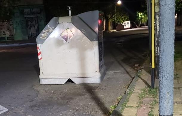 Un contenedor “mal estacionado” en 15 y 55