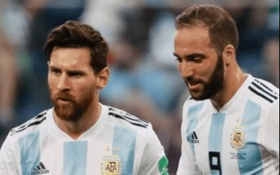 Salió a bancarlo: a Messi no se le pasa la bronca por las críticas que sufrió Higuaín en la Selección