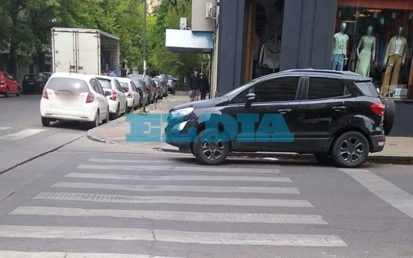 El "estacioná donde quieras" no  afloja ni los fines de semana