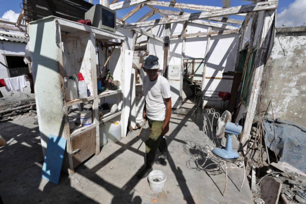 Barro, horror y esperanza en la “zona cero” de la destrucción en Cuba