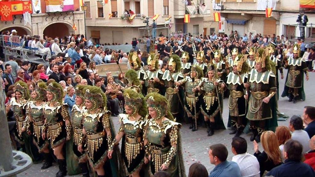 Moros y Cristianos: el abrazo entre dos mundos