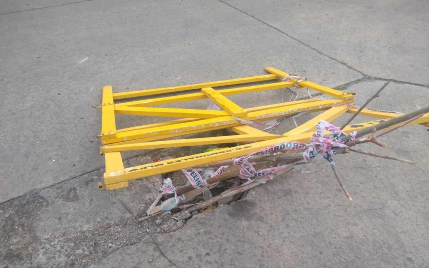 Vecinos de un barrio platense reclaman la reparación de un bache en pleno asfalto