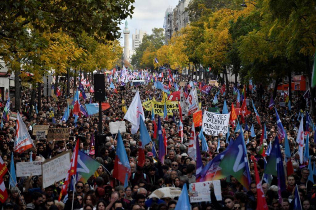 Miles de personas tomaron las calles en París para protestar contra la inflación