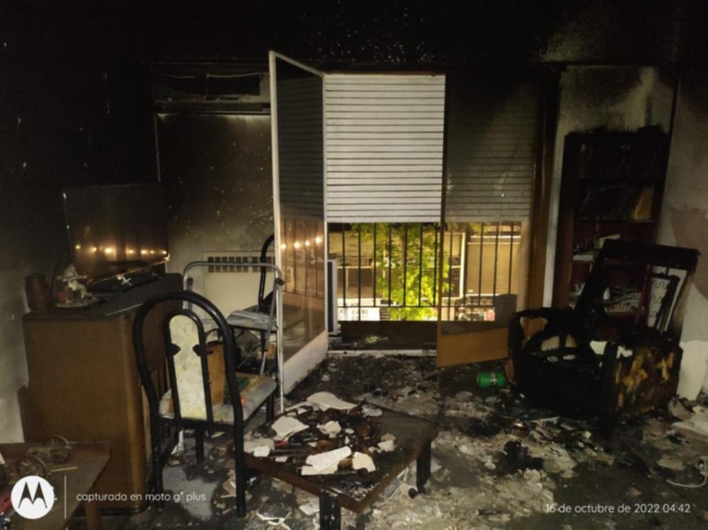 Un incendio destruyó un departamento en el Centro