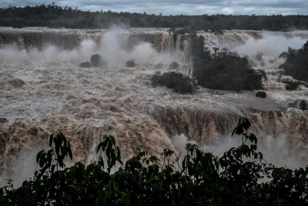 La furia del agua impactó en la Garganta del Diablo