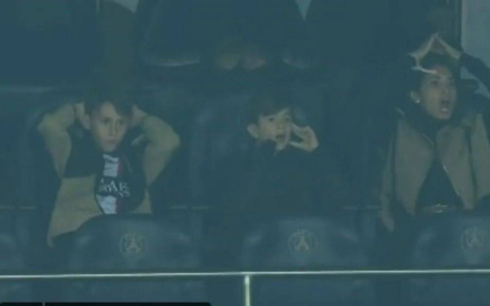 El palco que concentró todas las miradas en el tiro libre de Messi, que casi marca otro golazo