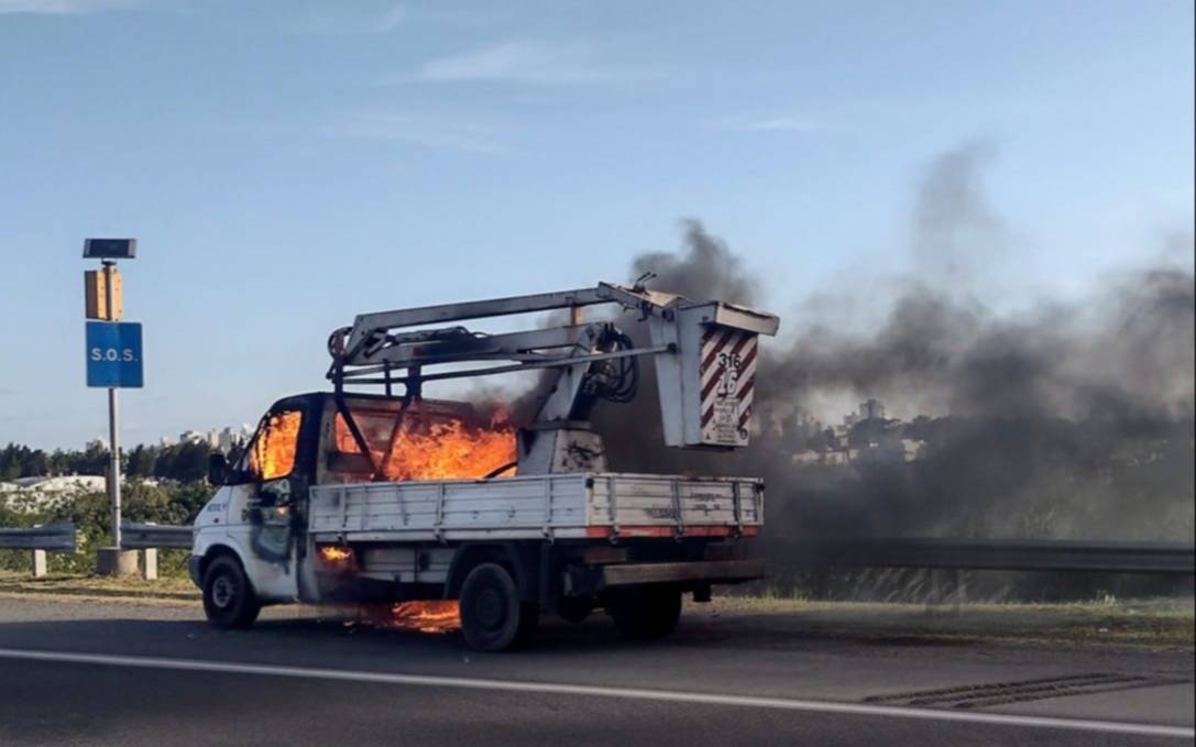 Alerta en la autopista Buenos Aires-La Plata: se incendió una grúa