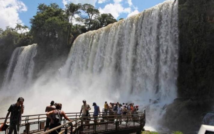 Un turista cayó en las Cataratas del Iguazú: lo buscan intensamente