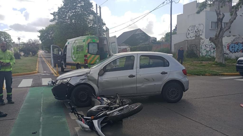 Una policía terminó herida tras un choque