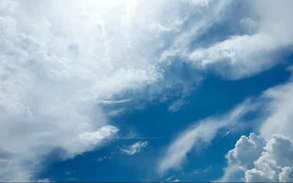 Sol, nubes y anuncios de chaparrones