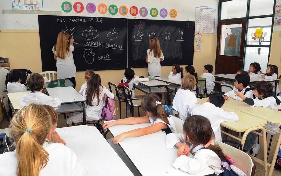 Cómo se aplica la hora extra en primarias de Provincia y en cuántas escuelas de La Plata rige