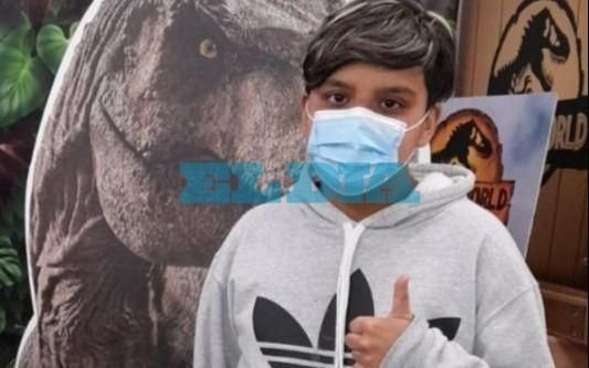 Un nene platense con una enfermedad degenerativa le reclama a IOMA por una autorización para operarse