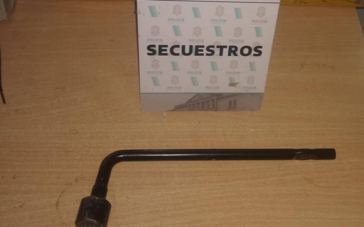 City Bell: atacó el auto de su ex con un criquet, él se puso "agresivo" y terminaron en la comisaría