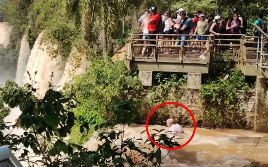 Cataratas del Iguazú: siguen buscando al turista que cayó al agua