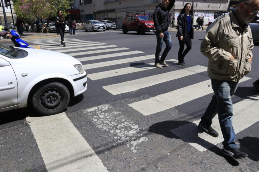 Fotomultas por la senda peatonal levantan quejas en taxis y remises