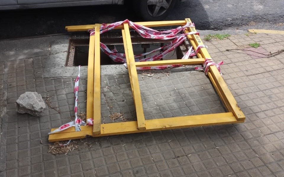 Exigen el reemplazo de la tapa de una boca de tormenta robada hace 15 días