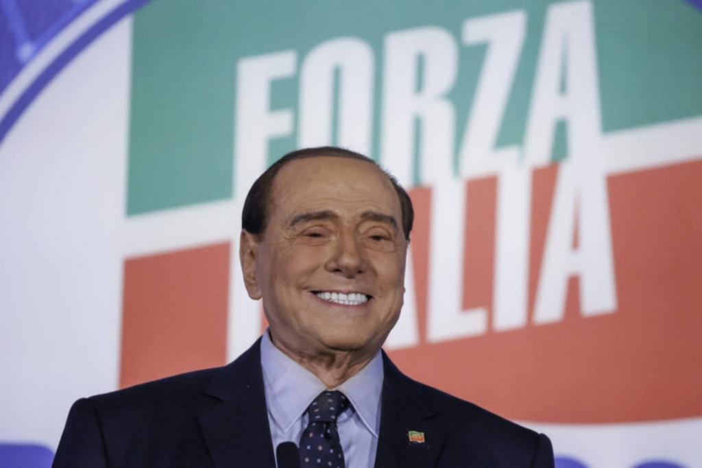 Chocho con los vodka, Berlusconi banca a Putin y le da con un caño a Zelenski