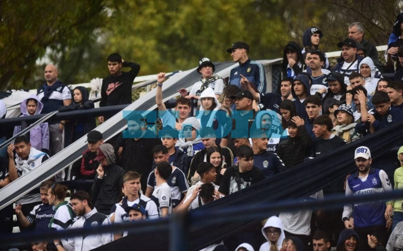 FOTOS | La lluvia, condimento extra en un clima especial para los hinchas