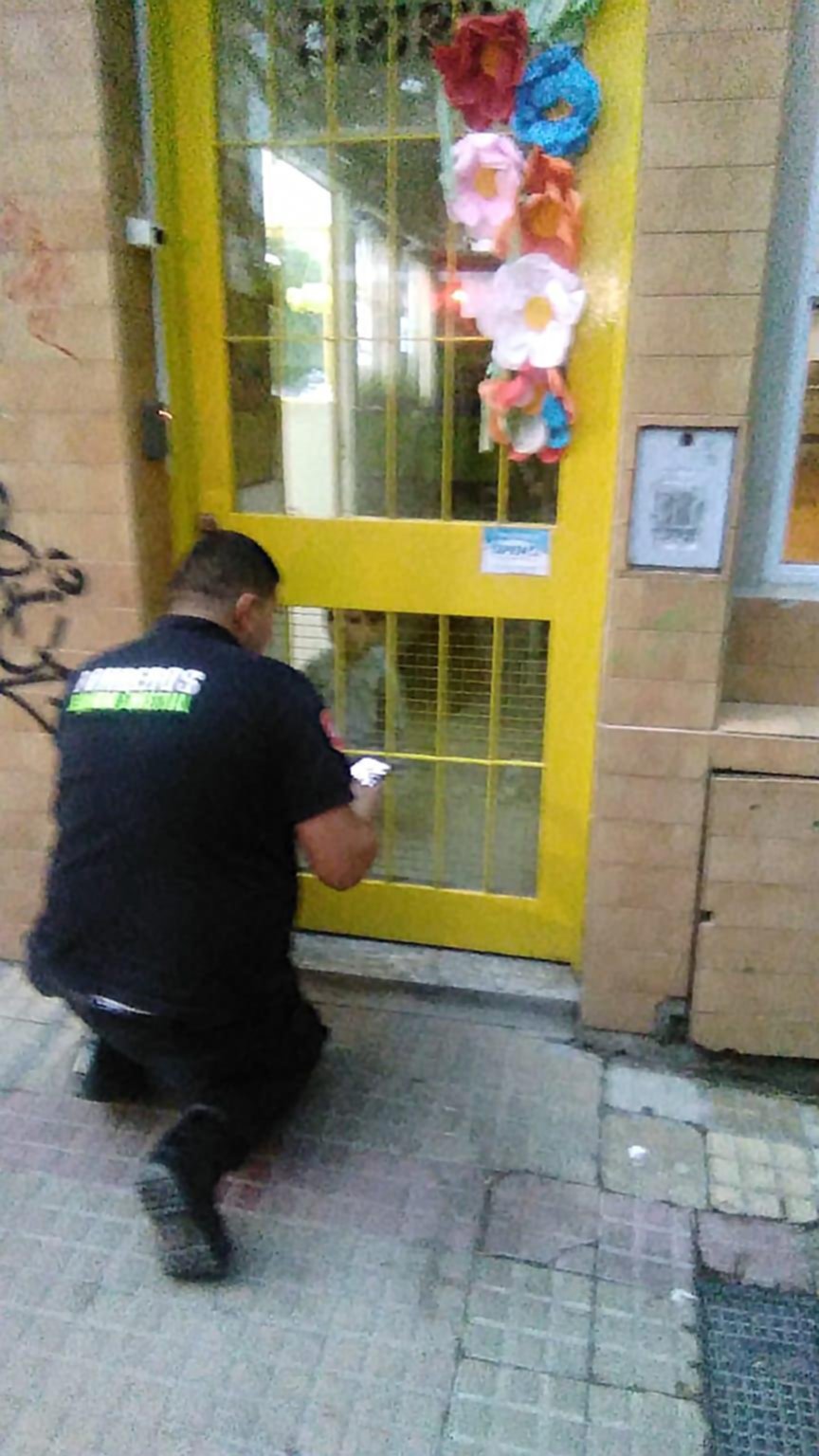 Solo y encerrado: en un Jardín de La Plata se olvidaron de un nene que dormía