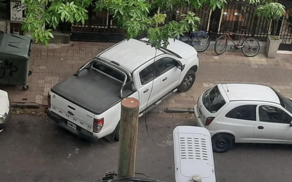 El "estacioná donde quieras" sigue generando indignación en los vecinos