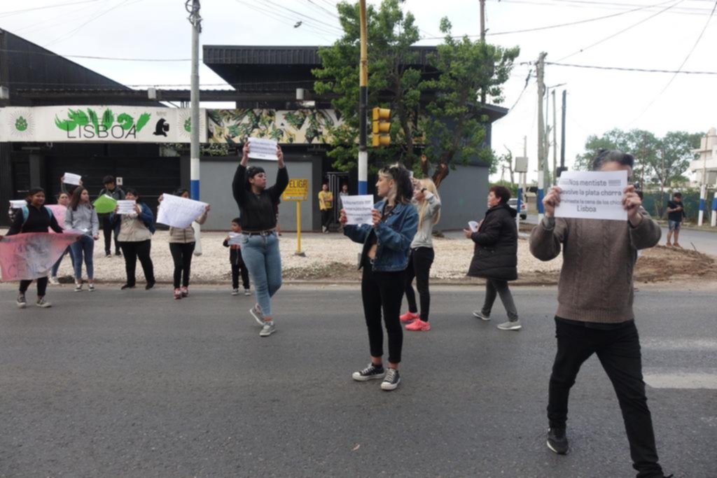El litigio por el baile sigue y hubo un corte de calle