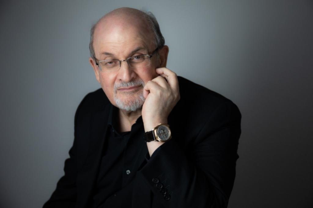 El agente de Rushdie contó que el autor perdió un ojo y la movilidad de una mano