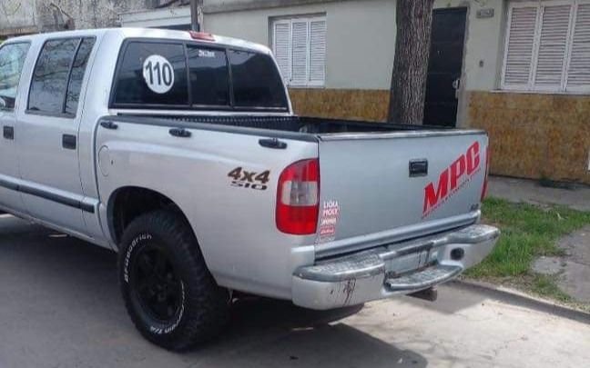 Robaron una camioneta en plena madrugada en un barrio de La Plata y sus dueños la buscan desesperadamente