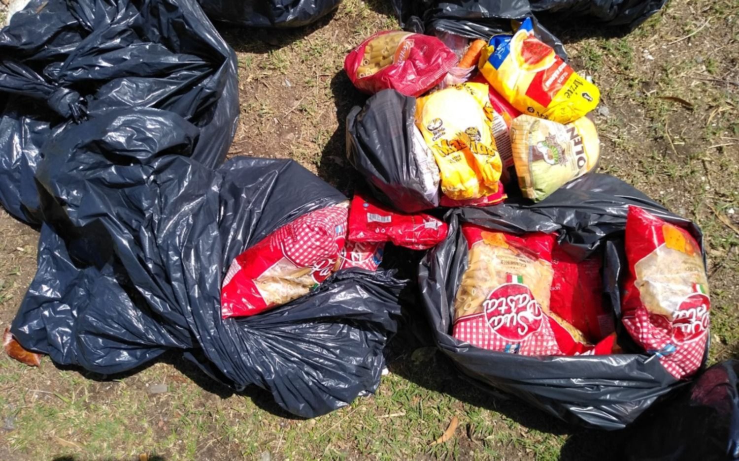 Vecinos de 511 y 30 encuentran bolsas de mercadería tiradas en la calle: "Estamos indignados"