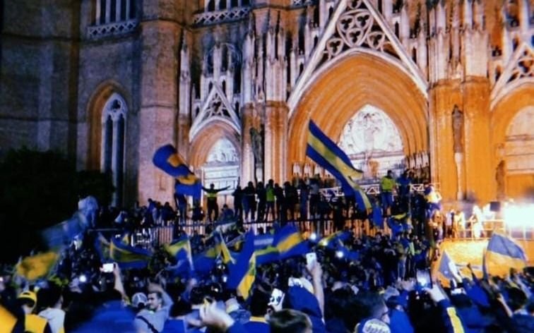 7 y 50 se tiñó de azul y oro... y también la Catedral: festejos de los hinchas de Boca en La Plata
