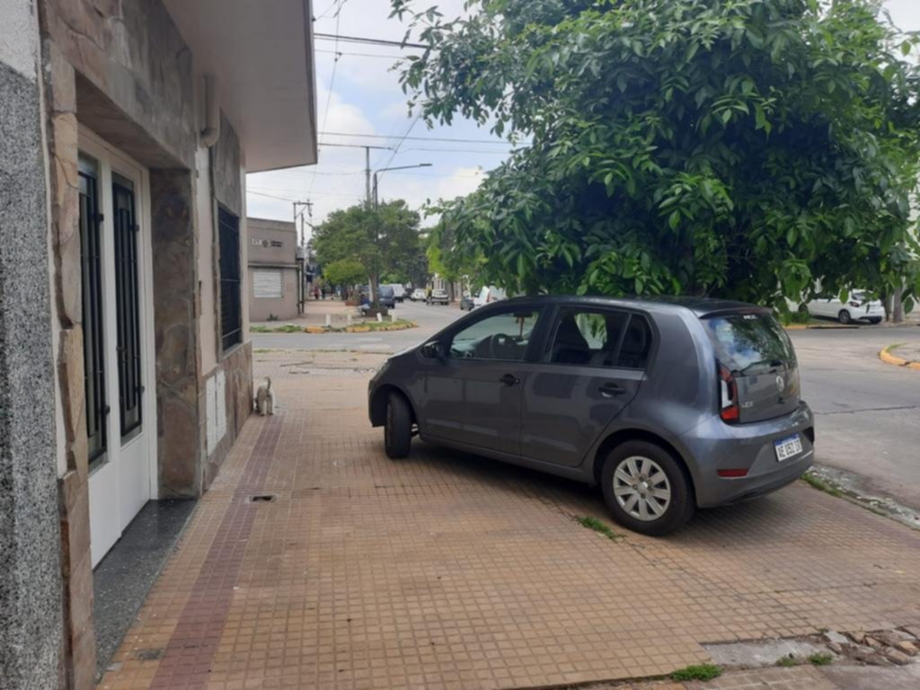 Quejas por estacionamiento sobre la vereda en La Loma