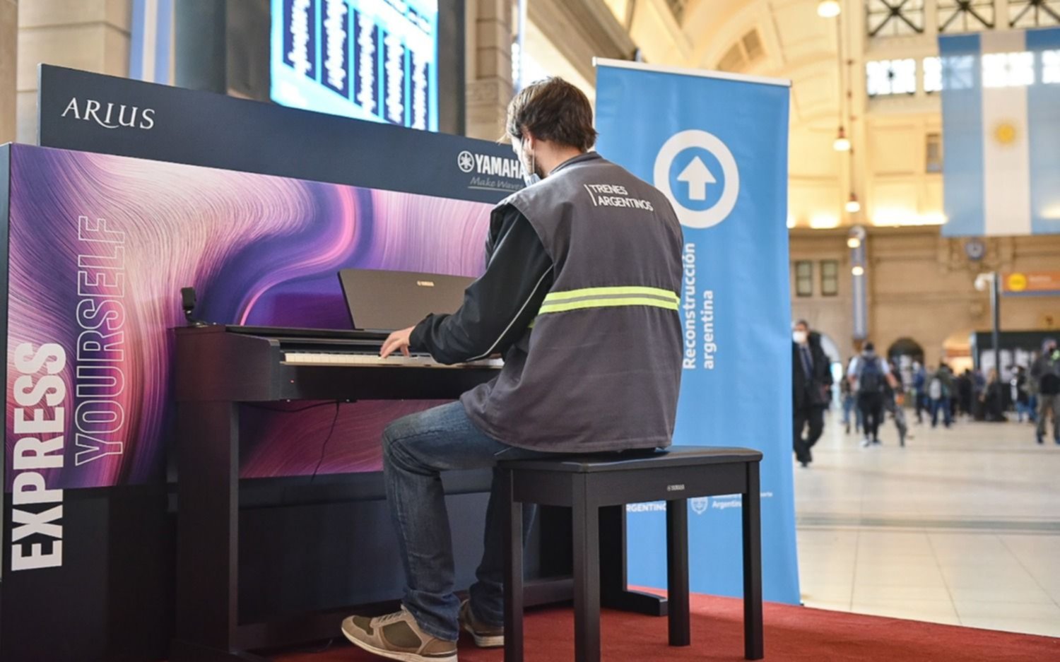 En el hall de Constitución hay un piano para que los pasajeros toquen cuando quieran