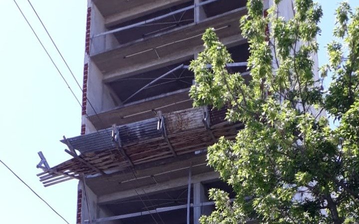 Obra abandonada en pleno centro con riesgo de caída 